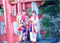 沖縄紅型姿の女性